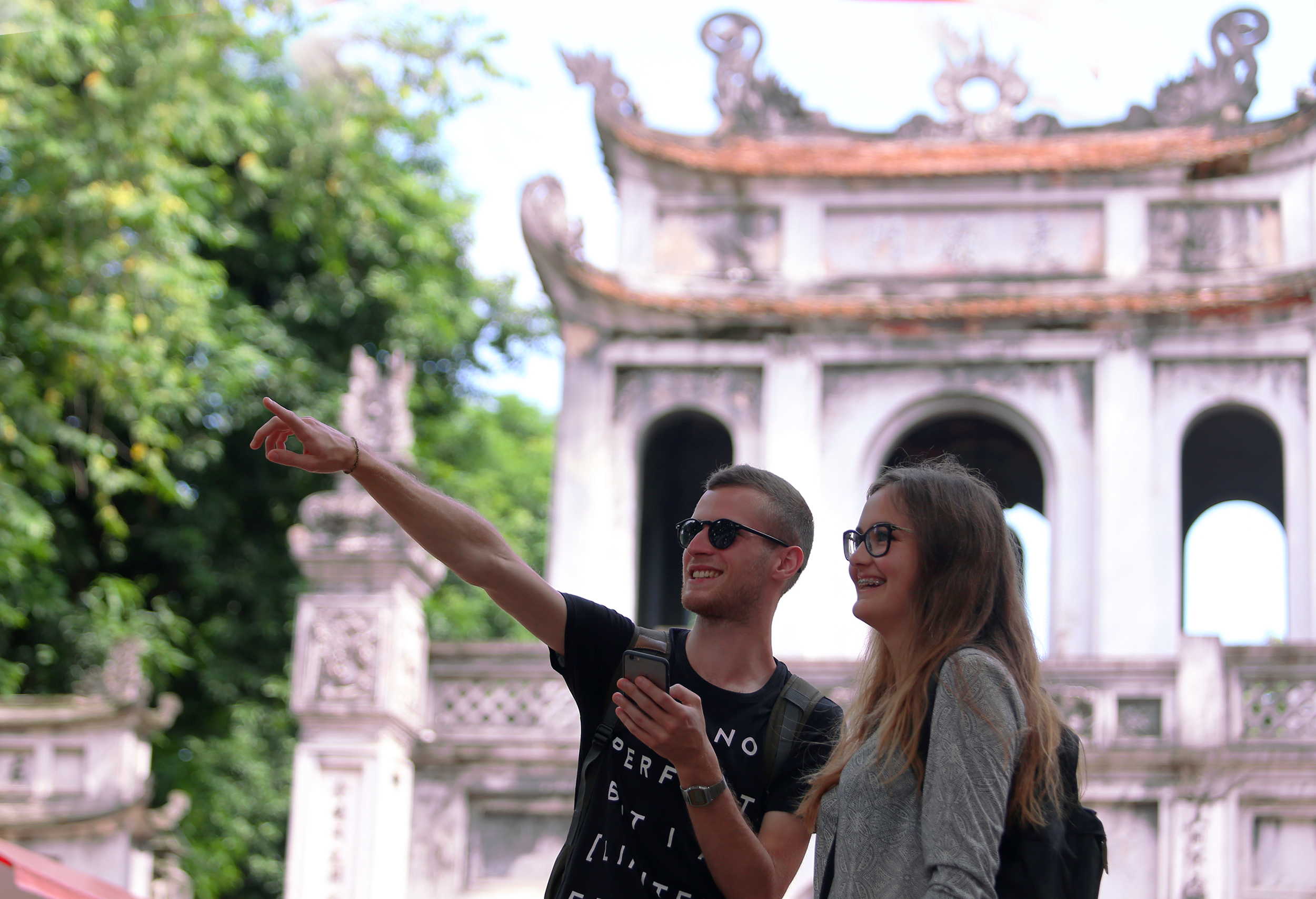 Các du khách nước ngoài sử dụng điện thoại thông minh để tự mình lên kế hoạch trải nghiệm điểm đến Việt Nam. Ảnh: Loan Lê