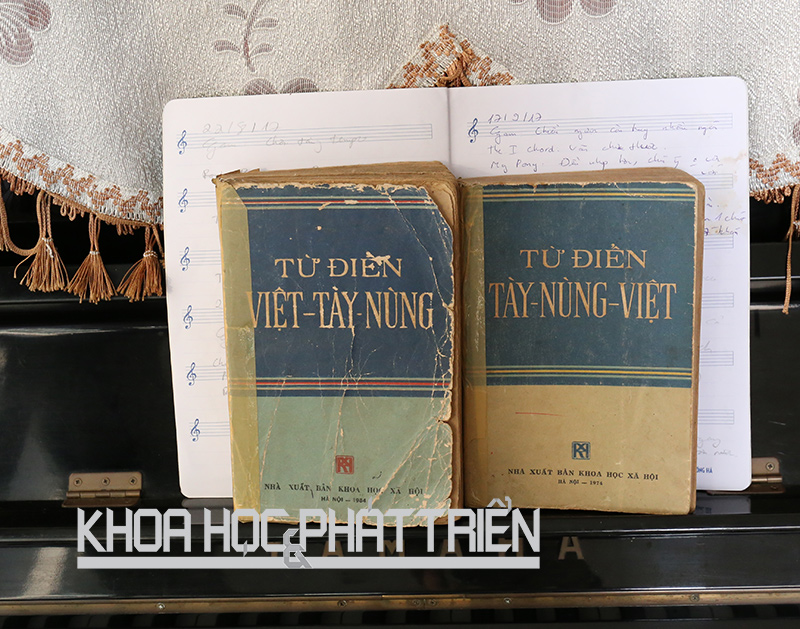 Hai cuốn từ điển Tày, Nùng - Việt và Việt - Tày, Nùng do PGS Hoàng Văn Ma chủ trì biên soạn. Ảnh: Ngọc Vũ