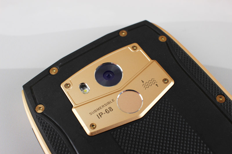 Camera chính của Blackview BV7000 Pro có độ phân giải 13 MP, khẩu độ f/2.0, trang bị đèn flash LED, hỗ trợ lấy nét theo pha, quay video Full HD.