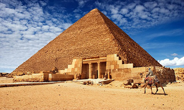 Đại kim tự tháp Giza là một trong những kỳ quan kiến trúc cổ đại. Ảnh: Wikipedia.