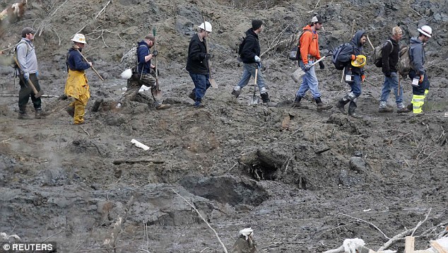 Các nhân viên cứu hộ tìm người mất tích sau một vụ sạt lở đất ở California. Nguồn: Dailymail 
