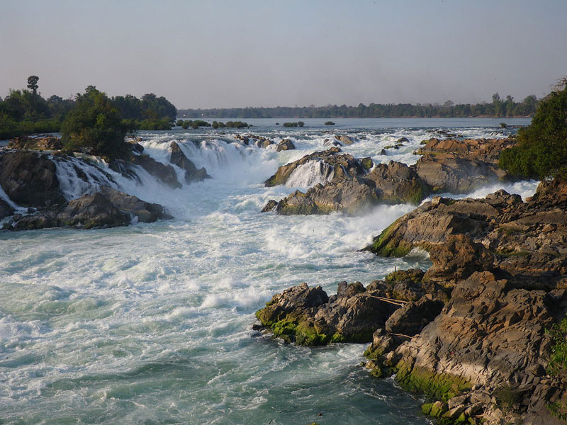 1. Khone. Là một thác nước trên sông Mê Kông, nằm trong tỉnh Champasak của Lào gần biên giới với Campuchia. Thác Khone là nguyên nhân chính giải thích tại sao sông Mê Kông là không thích hợp cho tàu thuyền qua lại thông một mạch từ khu vực ven biển thuộc Việt Nam vào sâu tới tận Trung Quốc. Tổng độ cao của thác nước này là 21m, bao gồm nhiều thác ghềnh nhỏ kéo dài trên 10 km theo chiều dài sông. Lưu lượng trung bình của thác là gần 11.000 m3/s, tối đa lên tới trên 49.000 m3/s.