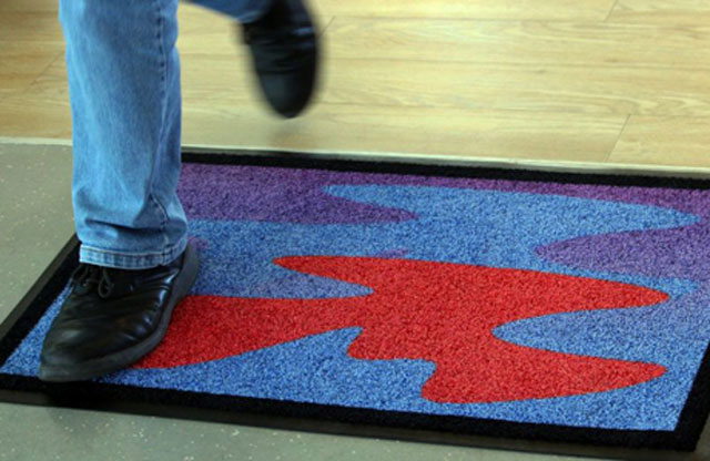Tấm thảm với thiết kế đặc biệt nhằm chào mời người ngoài hành tinh. Ảnh: Fox News.