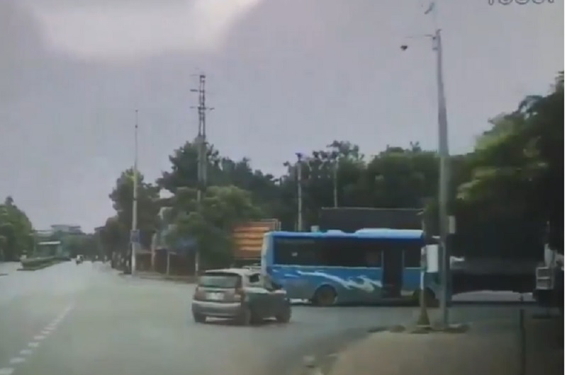 Xe tải kéo lê xe khách ở ngã tư Việt Trì, Phú Thọ. Chiếc xe khách đi đến giao lộ thì bất ngờ bị chiếc xe tải từ bên trái lao tới, đâm phải. Hậu quả là xe khách bị kéo lê chệch qua hướng phải. (CHI TIẾT)