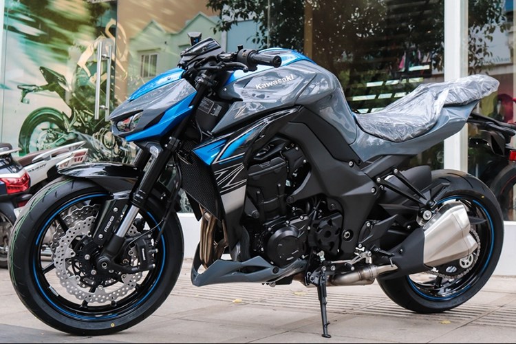 Kawasaki Z1000 2018 tại Việt Nam giá gần 400 triệu đồng. Kawasaki Z1000 2018 với 2 hai phiên bản tiêu chuẩn và R Edition. Thêm tùy chọn màu sắc mới là màu xám - xanh dương và xanh lá - đen. (CHI TIẾT)