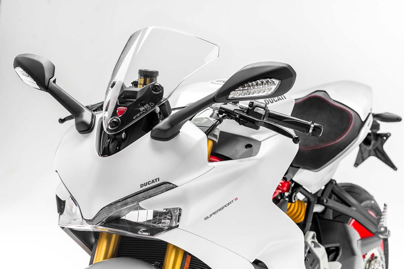 Ducati SuperSport sử dụng đèn pha halogen, còn đèn chiếu sáng ban ngày dạng LED.