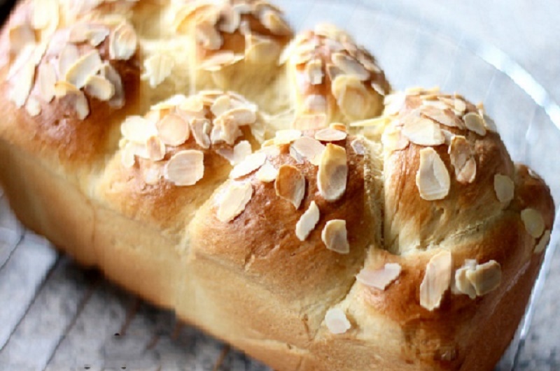 Cách làm bánh mì hoa cúc ngon như người Pháp. Với cách làm trong clip sau đây, bạn có thể tự tin làm nên những chiếc bánh mì hoa cúc thơm ngon, đẹp mắt không thua kém gì bánh nhập chính gốc từ nước Pháp. (CHI TIẾT)