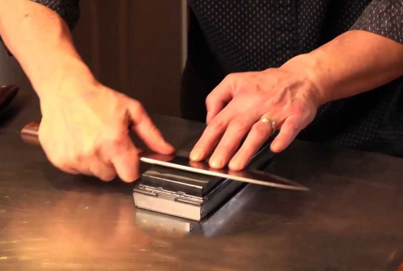 Kỹ thuật mài dao siêu bén ngay tại nhà. Việc sử dụng quá lâu sẽ khiến những con dao trong nhà bạn trở nên cùn, không sắc bén. Mài dao không chỉ cần kỹ thuật điêu liệu mà đòi hỏi phải kiên nhẫn. (CHI TIẾT)