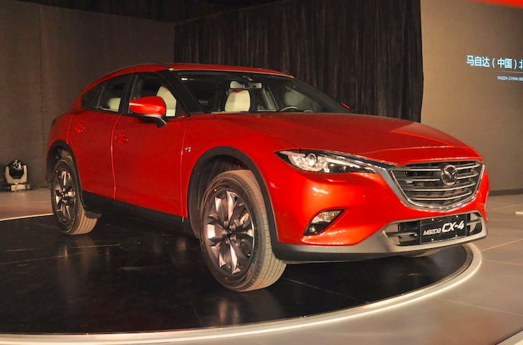 Mẫu crossover giá rẻ Mazda CX-4 lộ diện tại Úc. Chiếc xe bị bắt gặp trên đường có màu sơn bạc, có ghi dung tích động cơ 2.0 lít trên nắp ca-pô và hệ thống tay lái vô-lăng nằm ở vị trí bên tay trái. (CHI TIẾT)