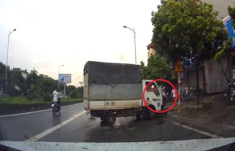Xe tải mất lái, gây tai nạn cho xe máy tại Hà Nội. Chiếc xe tải đang lưu thông trên đường thì đột nhiên mất lái, đâm vào xe máy đang lưu thông trên đường. Thật may mắn khi người điều khiển xe máy chỉ bị thương nhẹ. (CHI TIẾT)