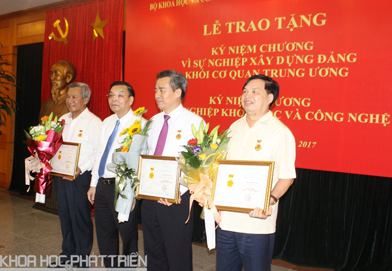 Bộ trưởng Bộ KH&CN Chu Ngọc Anh trao Kỷ niệm chương cho các cá nhân đã có nhiều đóng góp đối với sự nghiệp phát triển KH&CN.
