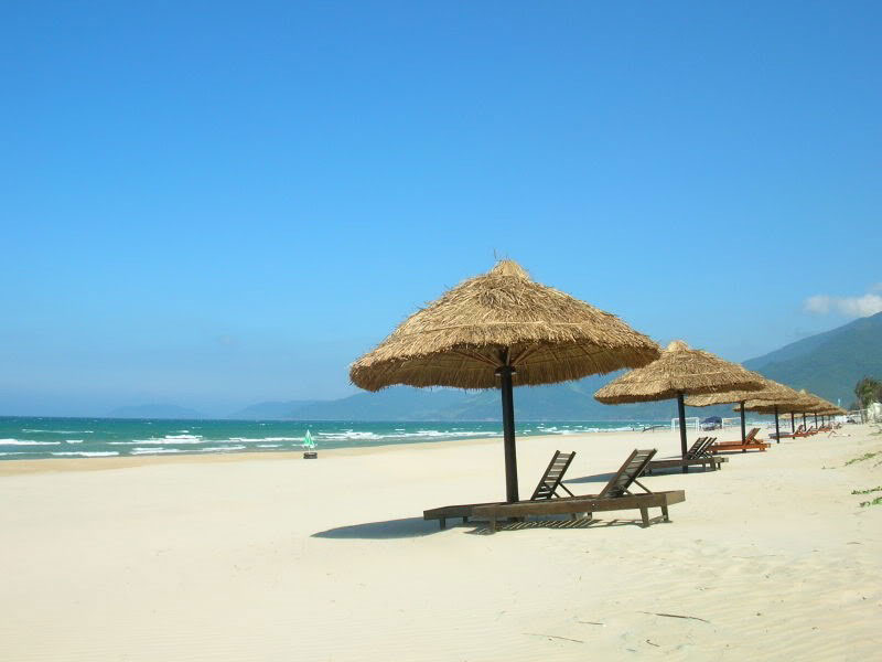 Nơi đây được biết đến là một trong những bãi biển đẹp nhất ở Huế, sở hữu phong cảnh đẹp nao lòng và có dịch vụ nghỉ dưỡng hấp dẫn. Ảnh: Oneclicktogo.