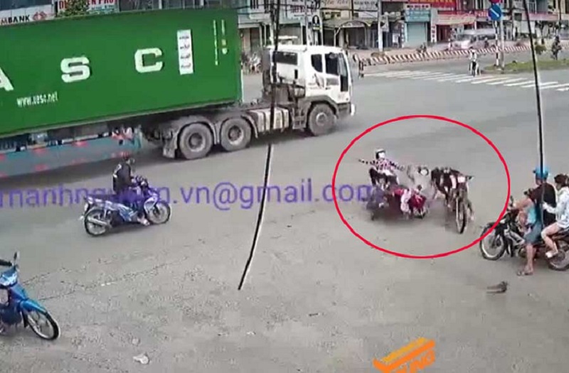 Nam thanh niên đầu trần, chạy cắt mặt container gây tai nạn tại Đồng Nai. Nam thanh niên điều khiển xe máy không đội mũ bảo hiểm, chạy cắt mặt xe container. Sau khi may mắn thoát chết, anh ta đã gây tai nạn cho chiếc xe máy khác. (CHI TIẾT)