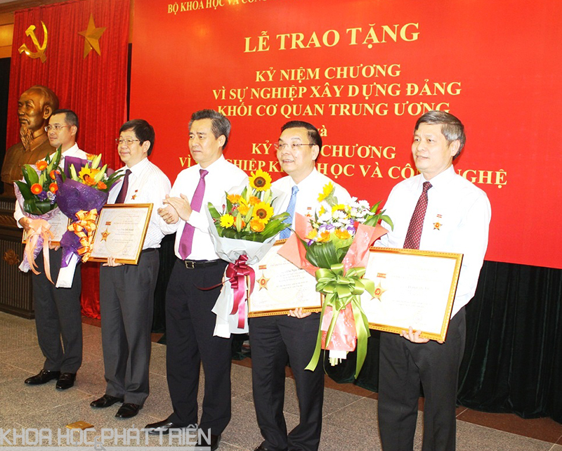 Ông Nguyễn Quang Dương - Bí thư Đảng ủy khối trao Kỷ niệm chương cho 04 đồng chí trong Lãnh đạo Bộ KH&CN