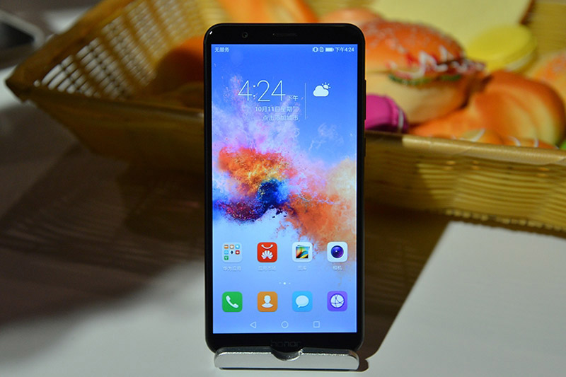Huawei Honor 7X sử dụng màn hình IPS với thiết kế FullView. Màn hình này có kích thước 5,93 inch, độ phân giải Full HD (2.160x1.080 pixel), được chia theo tỷ lệ 18:9 và cho mật độ điểm ảnh 409 ppi. 
