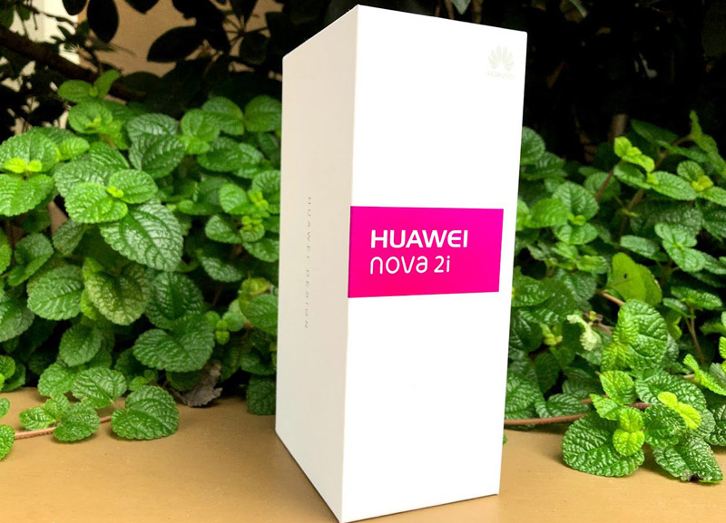 Hộp đựng Huawei Nova 2i.