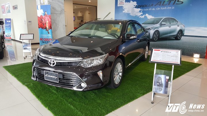 Cận cảnh mẫu Toyota Camry 2017 tại các đại lý, giá 997 triệu đồng. Chính thức được bán ra vào ngày 10/10, mẫu xe sang Camry 2017 đang gây được sự chú ý của người tiêu dùng trong nước. (CHI TIẾT)