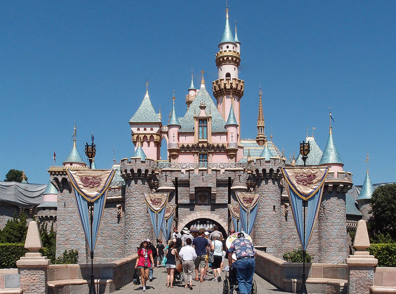 2. Disneyland. Là công viên giải trí đầu tiên của hai công viên giải trí được xây dựng tại Disneyland Resort ở Anaheim, California, Mỹ. Địa danh này được khai trương vào ngày 17/7/1955 với diện tích 34 ha.