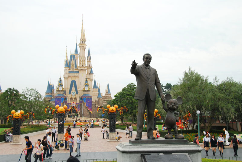 3. Tokyo Disneyland. Công viên giải trí rộng 47 ha, tọa lạc tại Tokyo Disney Resort, Urayasu, Chiba, Nhật Bản. Tokyo Disneyland được khai trương ngày 15/4/1983. Hàng năm, công viên phục vụ gần 15 triệu lượt khách tham quan.