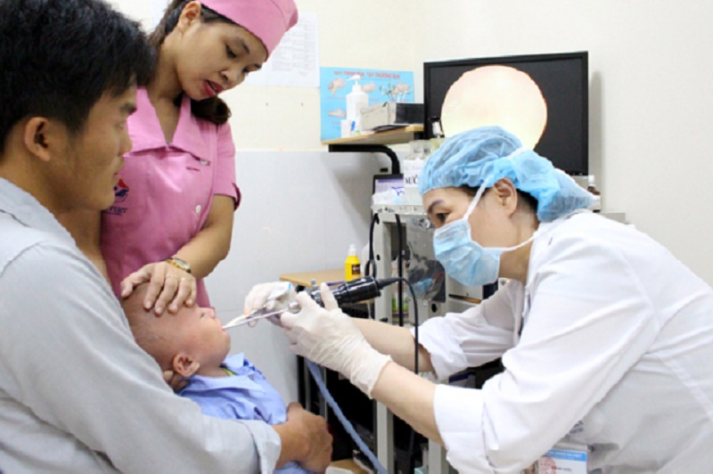 Chỉ dùng kháng sinh để điều trị viêm họng, viêm amidan cho trẻ khi có chỉ dẫn của bác sĩ - Ảnh: An Việt