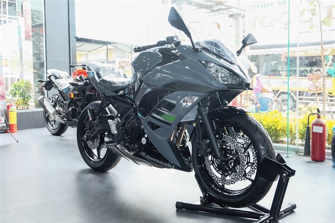 Ảnh chi tiết Kawasaki Ninja 650 2018 giá 288 triệu tại Việt Nam. Chiếc xe môtô thể thao Kawasaki Ninja 650 2018 với màu sơn xám-đen mới xuất hiện tại Việt Nam được rao bán với mức giá 288 triệu đồng. (CHI TIẾT)