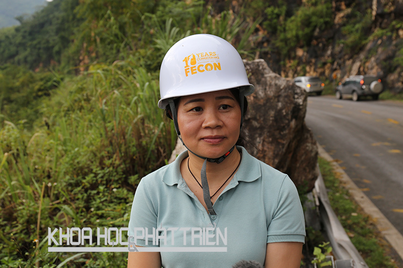 Bà Trần Thị Ái Vân tại một đoạn đường trên quốc lộ 6 - nơi đã áp dụng giải pháp kỹ thuật dùng lưới thép cường độ cao siêu mạnh chống đá rơi, đá lở. Ảnh: Ngọc Vũ
