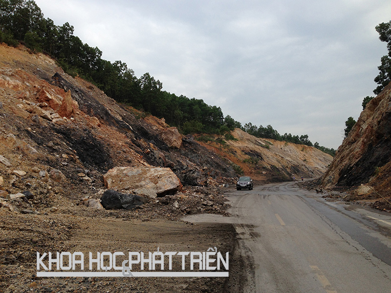Một con đường ở Quảng Ninh bị thu hẹp bởi đất đá đổ xuống trong vụ trượt lở đất mùa mưa bão năm 2013. Ảnh: M. Quang