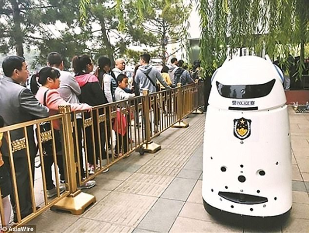 Robot cảnh sát ở bên ngoài khu soát vé của Bảo tàng quốc gia Trung Quốc. Nguồn: Dailymail