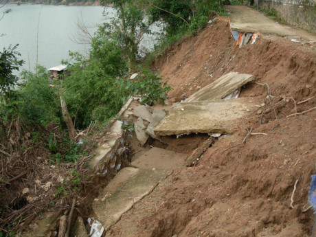 Sạt trượt theo phương thẳng đứng, con đường bê-tông bị rút xuống lòng sông ở Tuyên Hóa, Quảng Bình cuối năm 2016.
