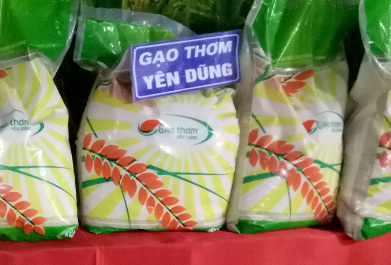 Gạo thơm Yên Dũng được trưng bày ở hội chợ. Ảnh: Tiền Trịnh