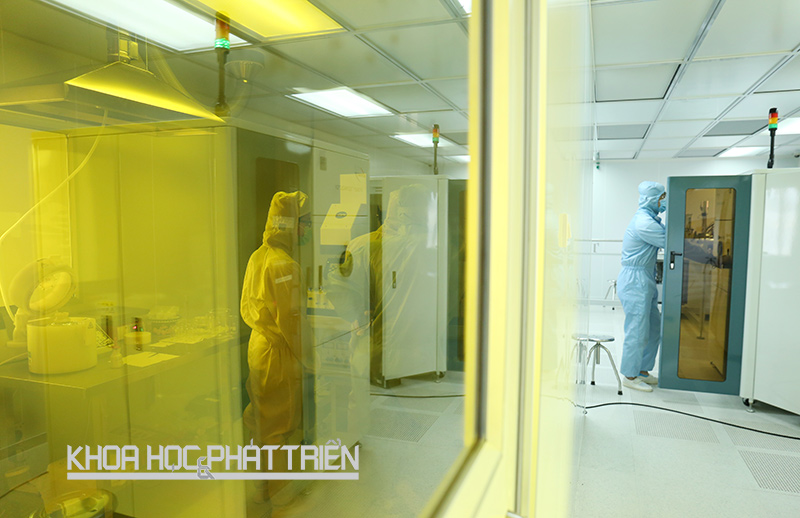Bên trong phòng sạch của Trung tâm Nano và Năng lượng có một phòng vàng để phục vụ quá trình quang khắc.