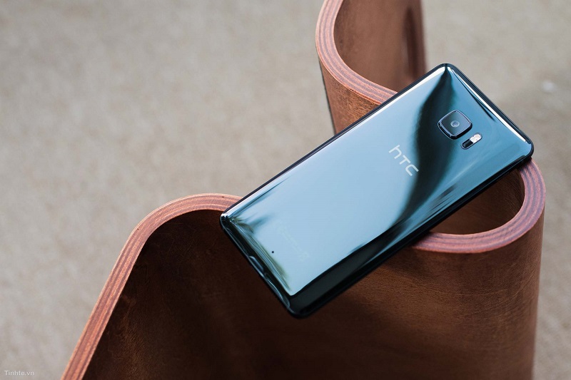 HTC U Ultra Sapphire giảm giá 500.000 đồng trong tháng 10 này. Nguồn: Tinh tế.