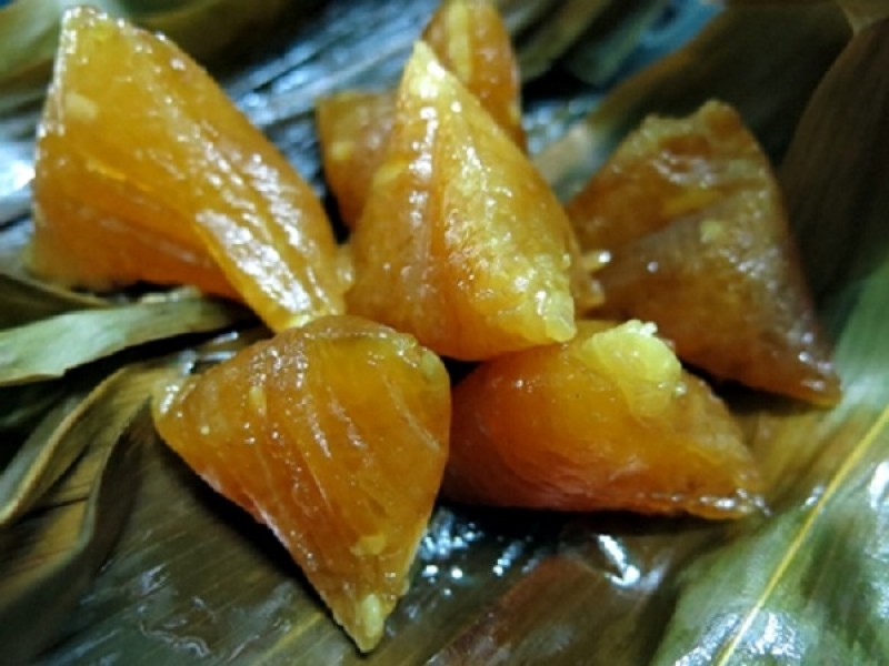 Bánh ú tro Hội An - đặc sản nổi tiếng của xứ Quảng. Bánh ú tro là món ăn vặt phổ biến trong văn hóa ẩm thực Việt Nam. Loại bánh này hiện nay có mặt trên khắp các vùng miền trong cả nước, nhưng ngon nhất phải kể đến bánh ú tro Hội An. (CHI TIẾT)