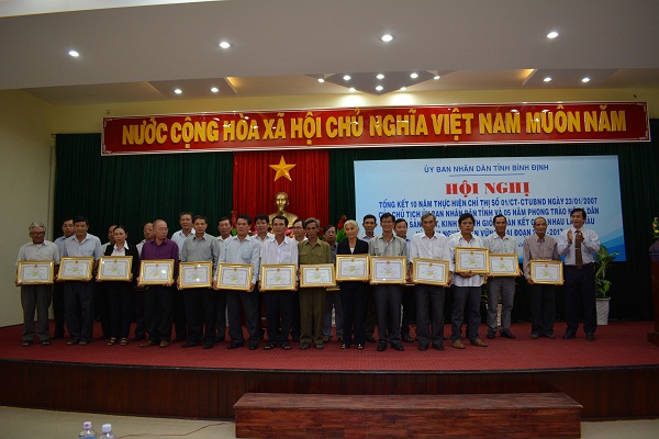 Phó chủ tịch UBND tỉnh Trần Châu tặng Bằng khen của UBND tỉnh cho nông dân giỏi.