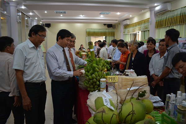 Phó Chủ tịch UBND tỉnh Trần Châu cùng các đại biểu tham quan sản phẩm tiêu biểu của những hộ SXKD giỏi trên địa bàn tỉnh.