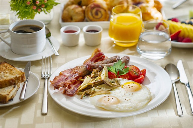 Bữa sáng cần đầy đủ chất dinh dưỡng để đảm bảo hoạt động trong suốt một ngày dài.