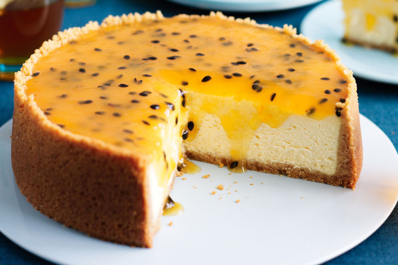 Học cách làm cheesecake chanh leo không cần lò nướng. Cheesecake chanh leo là món tráng miệng được rất nhiều người yêu thích, đặc biệt là các bạn trẻ. Món bánh này vừa thơm, thanh thanh, chua chua, ngọt ngọt rất hấp dẫn. (CHI TIẾT)