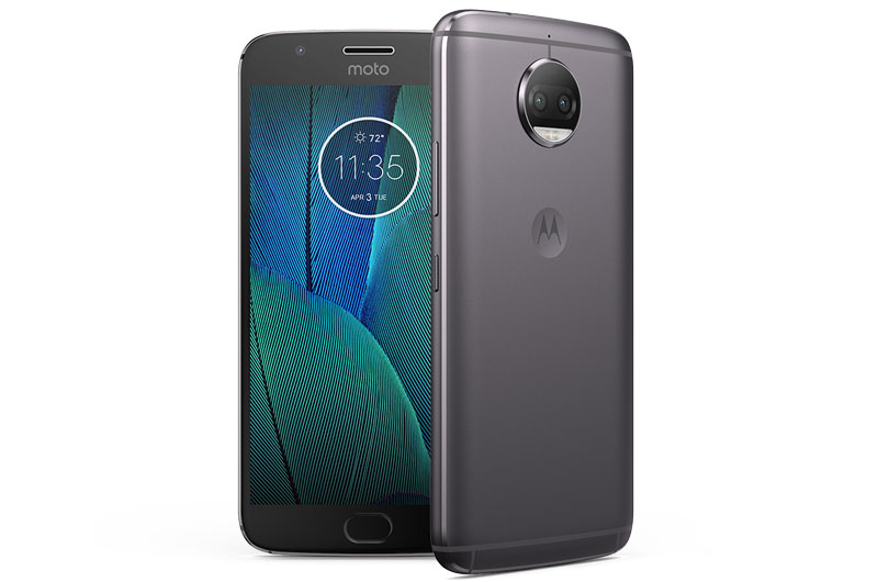 Cung cấp sức mạnh cho Motorola Moto G5S Plus là vi xử lý Qualcomm Snapdragon 625 với 8 nhân, xung nhịp 2 GHz, GPU Adreno 506. RAM 4 GB, bộ nhớ trong 64 GB, có khay cắm thẻ microSD với dung lượng tối đa 128 GB. Máy chạy hệ điều hành Android 7.1 Nougat.