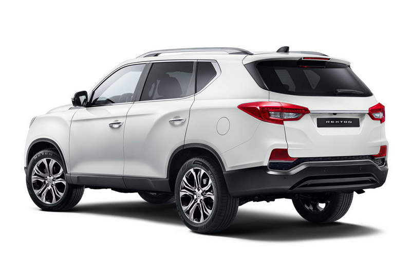 Phong cách thiết kế của SsangYong Rexton 2018 lấy cảm hứng từ mẫu LIV-2 Concept. Thiết kế tổng thể của nó cơ bắp và đậm chất thể thao hơn. 