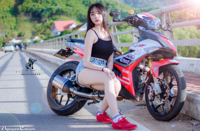 Teen girl Đà Nẵng đọ dáng cùng Yamaha Exciter 150 độ ngầu. Chiếc Exciter 150 được X135 Workshop tại Đà Nẵng độ lại với ngoại hình bắt mắt, có dịp so dáng cùng “teen girl” trong bộ ảnh theo phong cách đường phố. (CHI TIẾT)