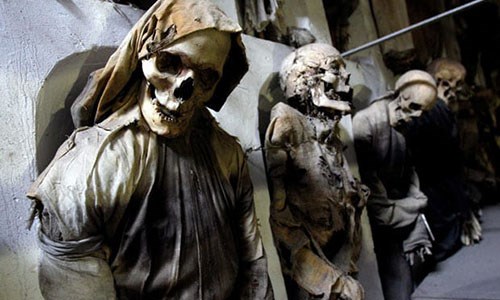 Hầm mộ Capuchin ở Italy được xây dựng sau cái chết của Silvestro Gubbio - một nhà sư nổi tiếng thế kỷ 16. Xác ướp nhà sư này được đặt ở hầm mộ từ năm 1599 và trở thành xác ướp cổ nhất Capuchin. Hiện có khoảng hơn 8.000 xác ướp được lưu giữ và bảo quản bên trong hầm mộ.