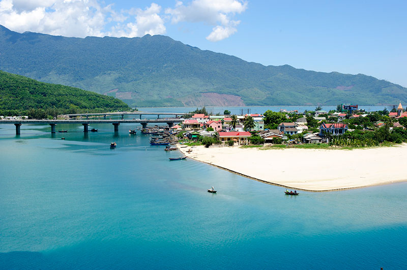 Địa danh này nằm cách thành phố Huế khoảng 70 km về phía Nam. Nó nằm dưới chân đèo Hải Vân nổi tiếng. Ảnh: Hà Hải.