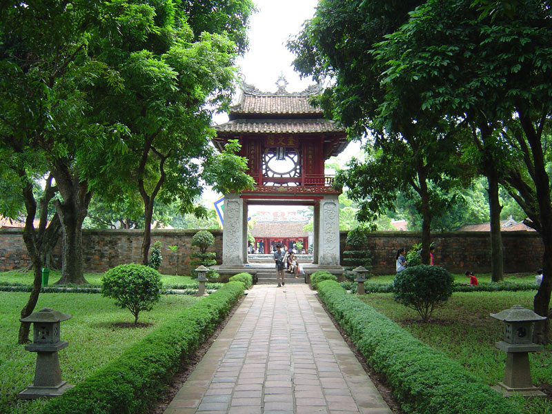 5. Văn Miếu - Quốc Tử Giám. Là quần thể di tích nằm ở phía Nam kinh thành Thăng Long, Hà Nội. Nơi đây đã được thủ tướng chính phủ Việt Nam đưa vào danh sách xếp hạng 23 di tích quốc gia đặc biệt. 