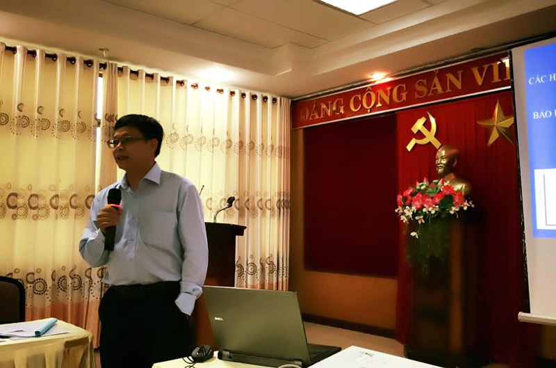 Đồng chí Lưu Đức Thanh - đại diện Cục Sở hữu trí tuệ đang trao đổi các thông tin liên quan đến bảo hộ quyền SHTT với đặc sản địa phương ở Đà Nẵng.
