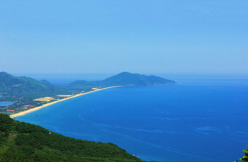 Vịnh Lăng Cô từng được Câu lạc bộ những vịnh đẹp nhất thế giới (Worldbays) bình chọn là một trong những vịnh biển đẹp nhất thế giới. Ảnh: Khoi Tran.