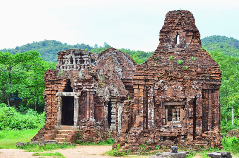 9. Thánh địa Mỹ Sơn. Nằm ở xã Duy Phú, huyện Duy Xuyên, tỉnh Quảng Nam. Địa danh này được coi là một trong những trung tâm đền đài chính của Ấn Độ giáo ở khu vực Đông Nam Á và là di sản duy nhất của thể loại này tại Việt Nam.