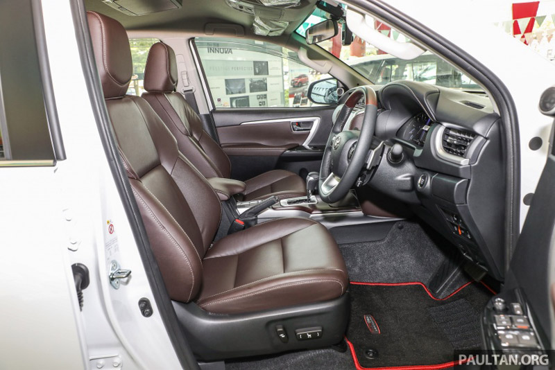 Toàn bộ ghế của Toyota Fortuner 2.4 VRZ TRD 2017 đều được bọc da. Ghế lái có thể điều chỉnh tự động 8 hướng.