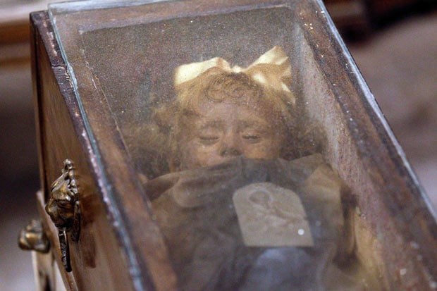 Người cuối cùng được chôn cất trong hầm mộ Capuchin là bé gái Rosalia Lombardo, 2 tuổi (trong ảnh). Đây được coi là một trong những xác ướp hoàn mỹ nhất thế giới bởi thi hài của em còn khá nguyên vẹn, trông giống như đang ngủ say nhưng thực ra em đã qua đời từ năm 1920.