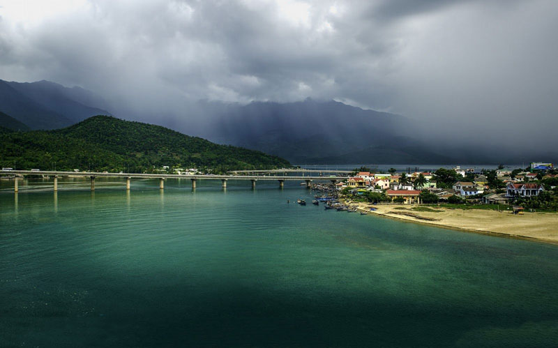 Bãi biển Lăng Cô được đưa vào danh sách các khu du lịch quốc gia Việt Nam. Ảnh: Long Huynh Ba.