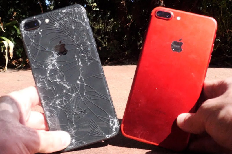 Mặt lưng của iPhone 8 Plus (trái) và iPhone 7 Plus sau khi thả rơi.